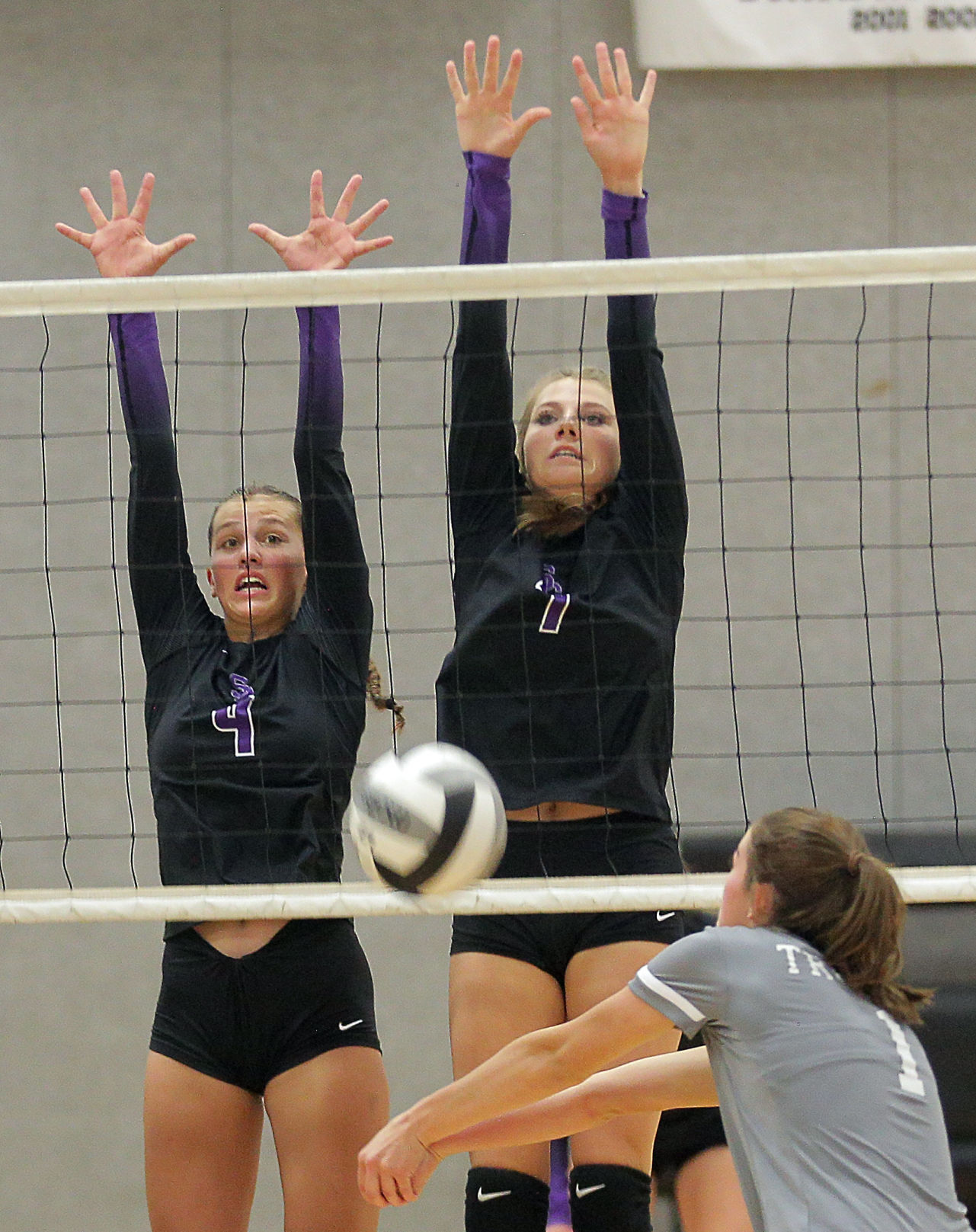 Truckee at Spring Creek Volleyball 03.jpg
